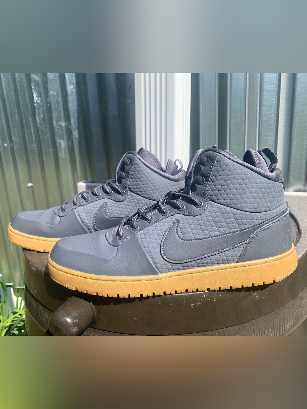 Men’s Nike Court Borough Mid Winter Dark Grey
Nike AA0547-001
Men’s Size 11